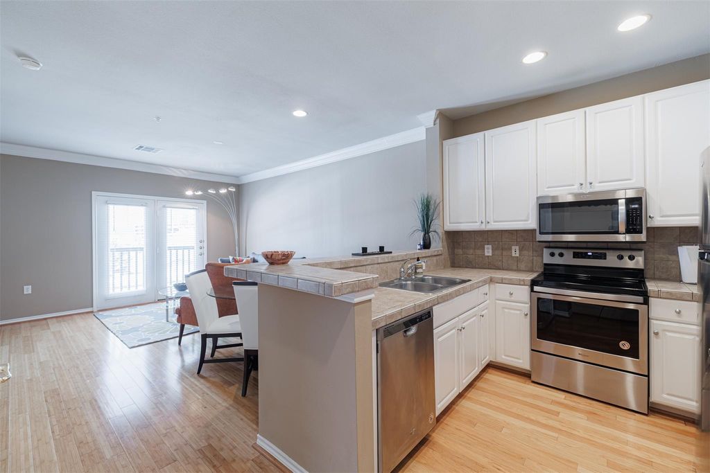 2400 Mccue Road 348, Houston, TX 77056