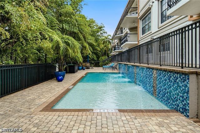 705 10th ST S 202, Naples, FL 34102
