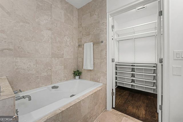 2828 Peachtree Road NW 1704, Atlanta, GA 30305