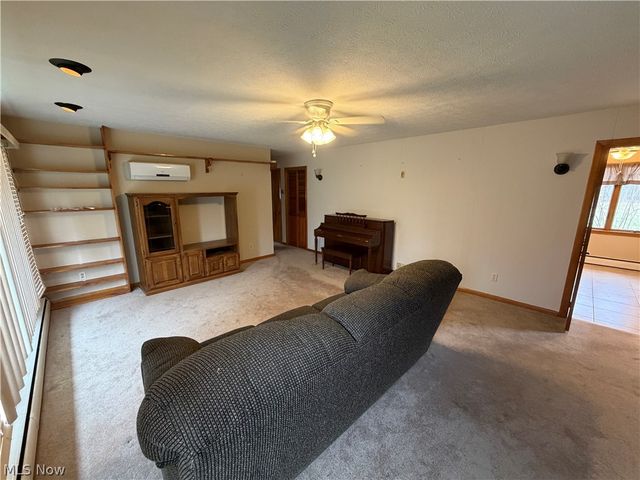 17570 Lakewood Avenue, Lake Milton, OH 44429