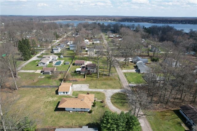 17570 Lakewood Avenue, Lake Milton, OH 44429