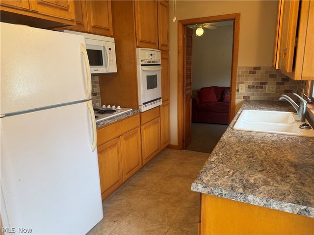 17570 Lakewood Avenue, Lake Milton, OH 44429