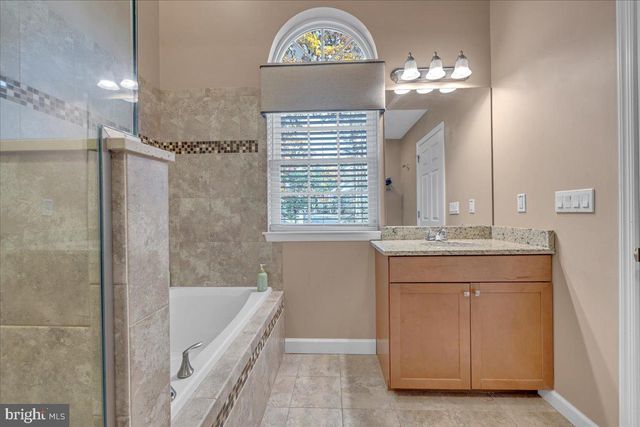 12 BEACHWOOD CT, Lake Harmony, PA 18624