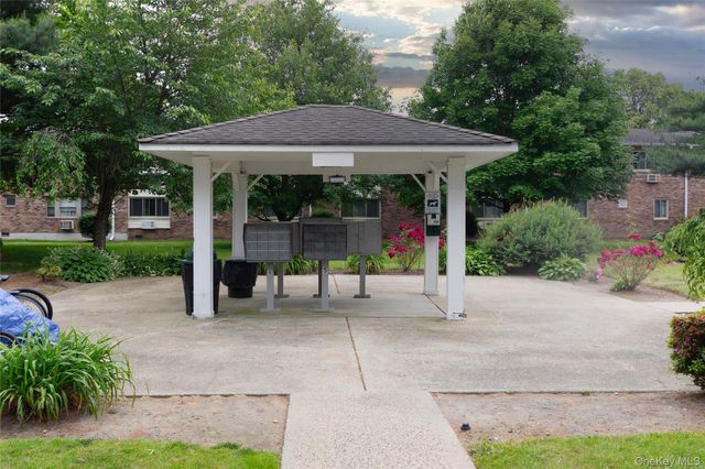 2449 F Union Boulevard 9B, Islip, NY 11751