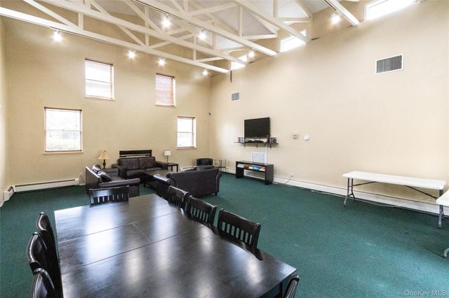 2449 F Union Boulevard 9B, Islip, NY 11751