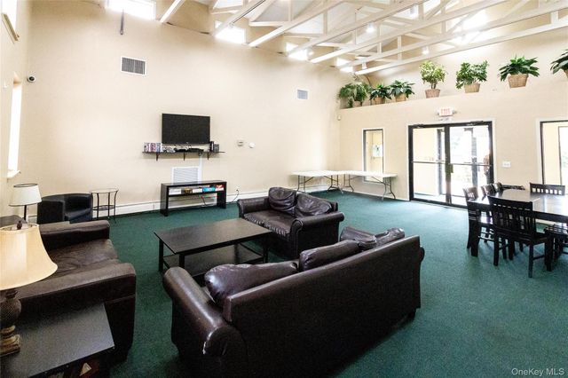 2449 F Union Boulevard 9B, Islip, NY 11751