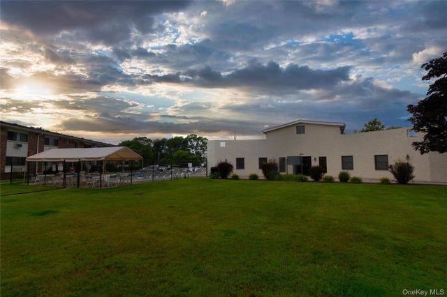 2449 F Union Boulevard 9B, Islip, NY 11751