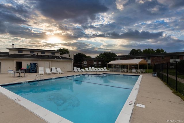 2449 F Union Boulevard 9B, Islip, NY 11751