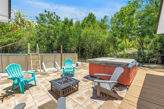 687 JASMINE WAY S, St Petersburg, FL 33705