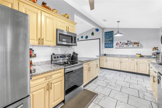 687 JASMINE WAY S, St Petersburg, FL 33705