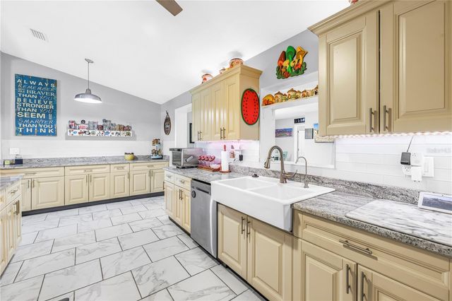 687 JASMINE WAY S, St Petersburg, FL 33705