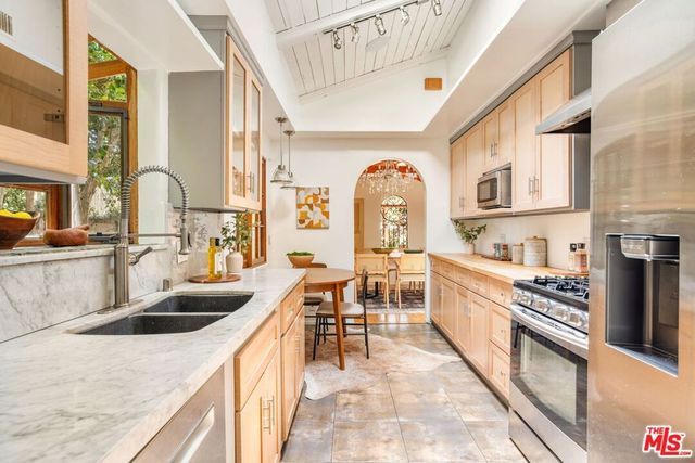 1136 Rose Avenue, Venice, CA 90291