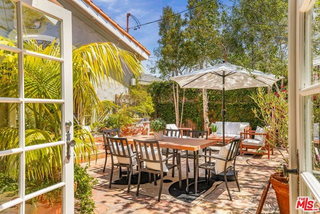 1136 Rose Avenue, Venice, CA 90291