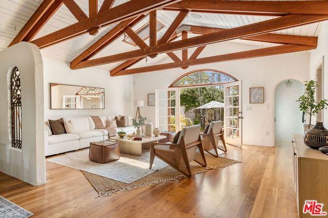1136 Rose Avenue, Venice, CA 90291
