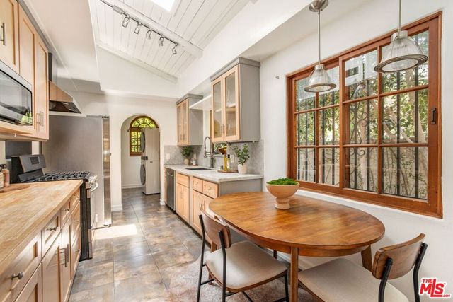 1136 Rose Avenue, Venice, CA 90291