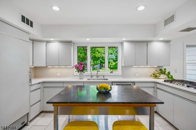621 Mountain Dr, South Orange Village Twp., NJ 07079