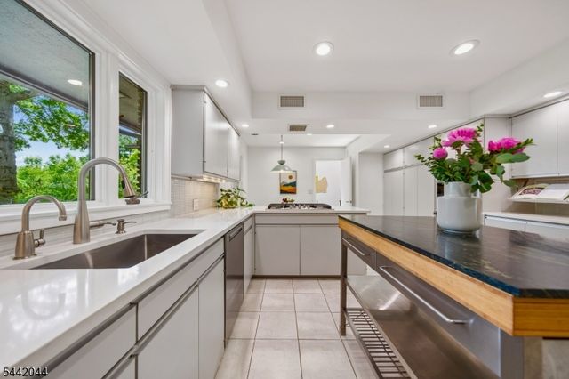 621 Mountain Dr, South Orange Village Twp., NJ 07079
