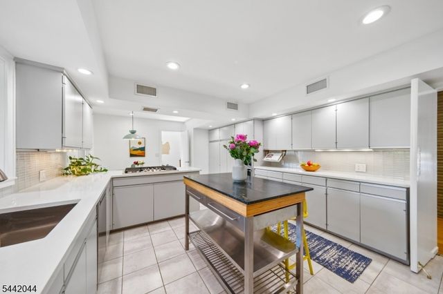 621 Mountain Dr, South Orange Village Twp., NJ 07079