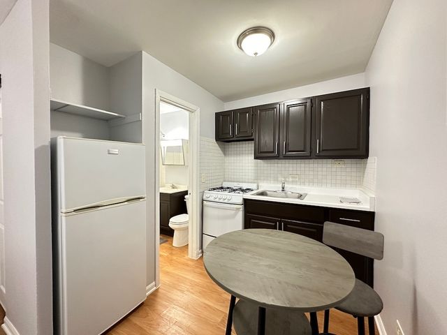 4616 N Beacon Street 3H, Chicago, IL 60640