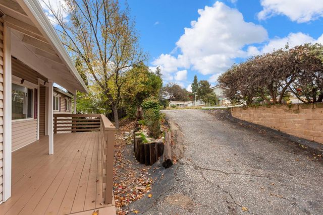 252 Poet Smith Dr, Auburn, CA 95603