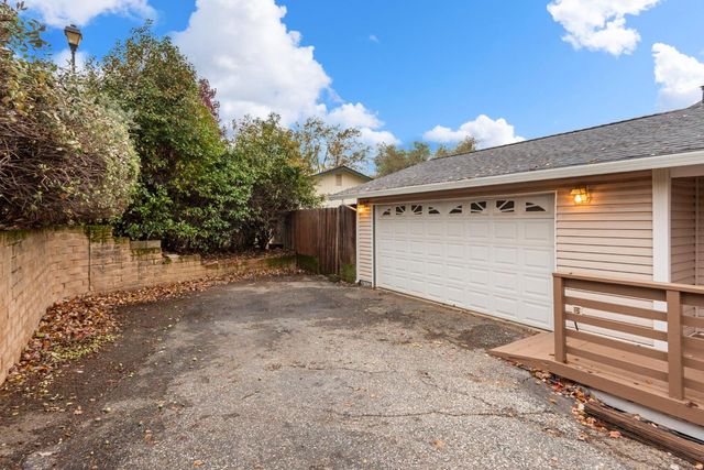 252 Poet Smith Dr, Auburn, CA 95603