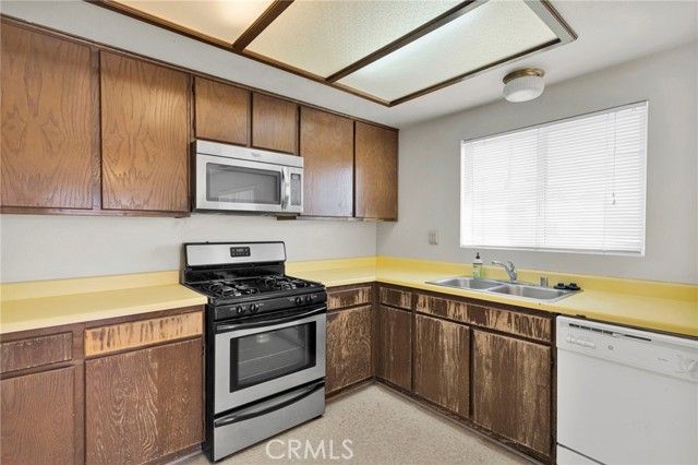 11591 Kiowa Road, Apple Valley, CA 92308