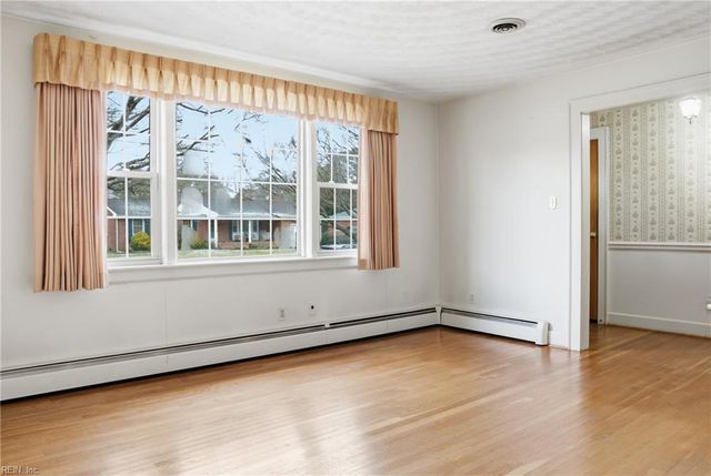 1908 Rosemary LN, Chesapeake, VA 23321