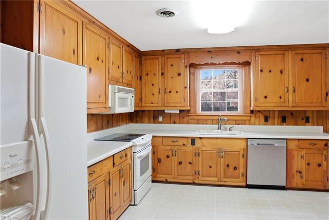 1908 Rosemary LN, Chesapeake, VA 23321