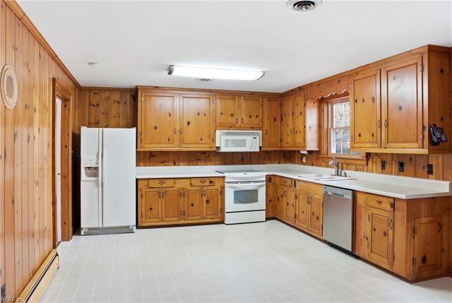 1908 Rosemary LN, Chesapeake, VA 23321