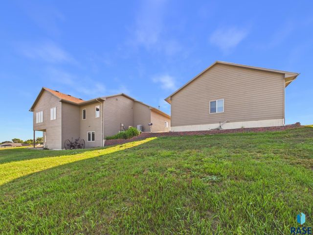 47504 Pony Meadow Ct Court, Renner, SD 57055