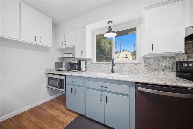 9075 Meadow Ln, Newcastle, CA 95658