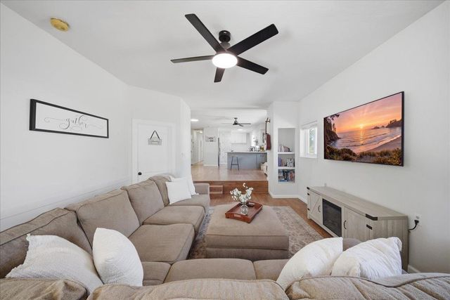 9075 Meadow Ln, Newcastle, CA 95658