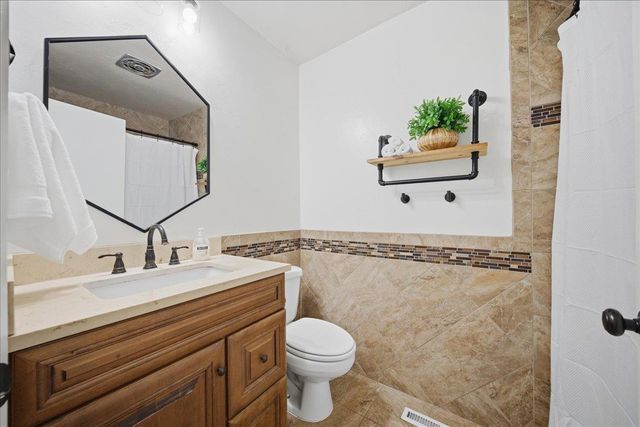 9075 Meadow Ln, Newcastle, CA 95658