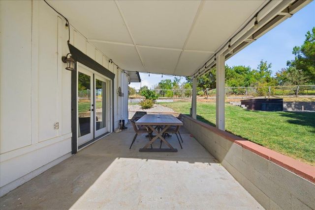 9075 Meadow Ln, Newcastle, CA 95658