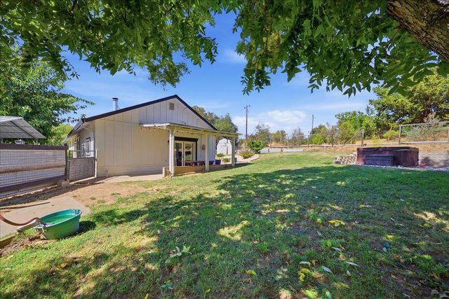 9075 Meadow Ln, Newcastle, CA 95658