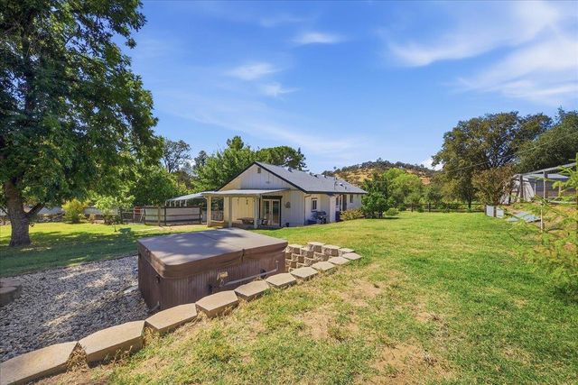 9075 Meadow Ln, Newcastle, CA 95658