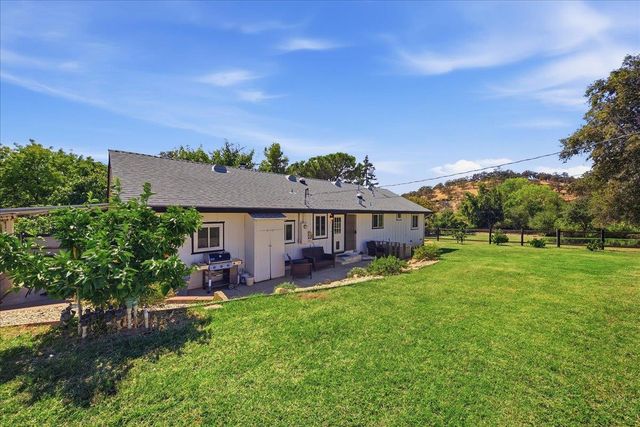 9075 Meadow Ln, Newcastle, CA 95658