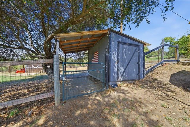 9075 Meadow Ln, Newcastle, CA 95658