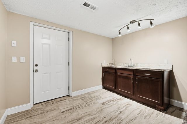 1067 Mount Vernon Rd, Hurricane, WV 25526