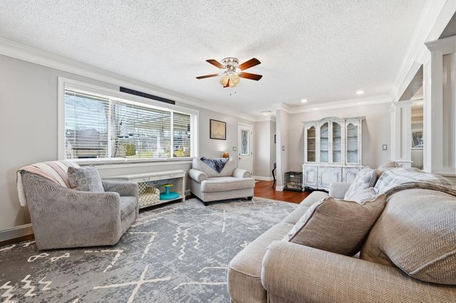 1067 Mount Vernon Rd, Hurricane, WV 25526