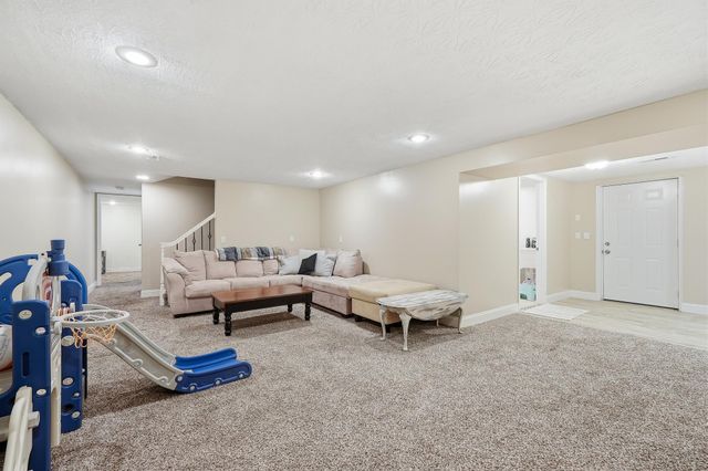 1067 Mount Vernon Rd, Hurricane, WV 25526