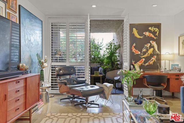 8400 De Longpre Avenue 202, West Hollywood, CA 90069