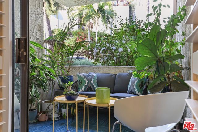 8400 De Longpre Avenue 202, West Hollywood, CA 90069