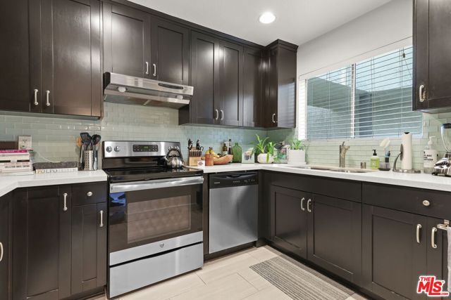 8400 De Longpre Avenue 202, West Hollywood, CA 90069