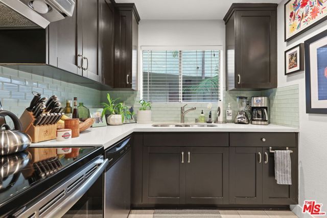 8400 De Longpre Avenue 202, West Hollywood, CA 90069