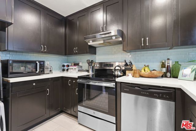 8400 De Longpre Avenue 202, West Hollywood, CA 90069