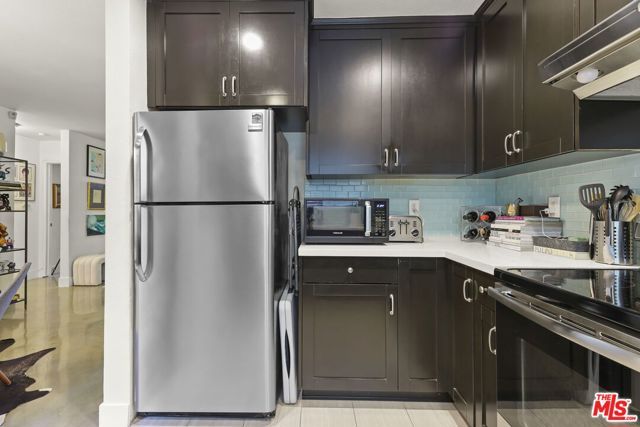 8400 De Longpre Avenue 202, West Hollywood, CA 90069