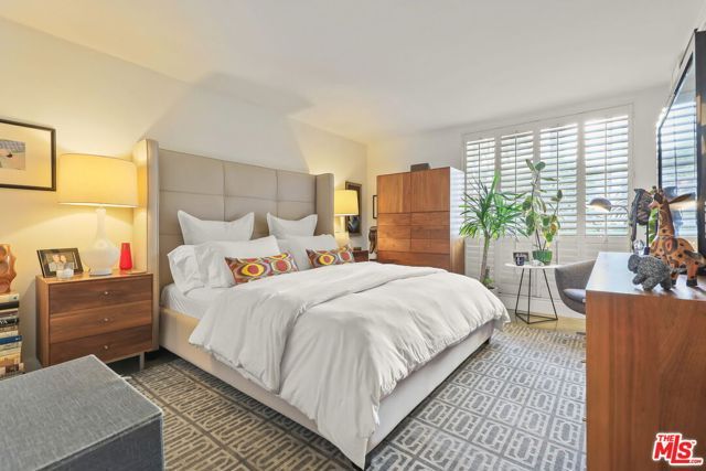 8400 De Longpre Avenue 202, West Hollywood, CA 90069