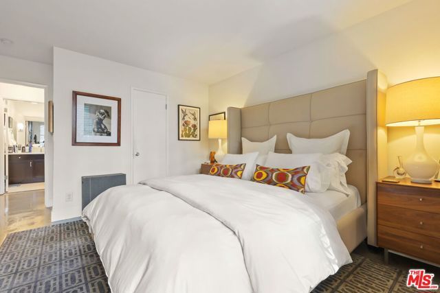 8400 De Longpre Avenue 202, West Hollywood, CA 90069