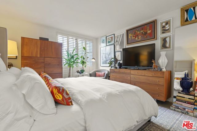 8400 De Longpre Avenue 202, West Hollywood, CA 90069